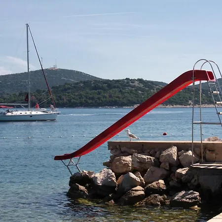 شقة Family Friendly Seaside Jezera, Murter - 9684 *