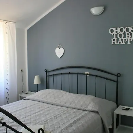 Apartment Family Friendly Seaside Apartments Jezera, Murter - 9684 Jezera