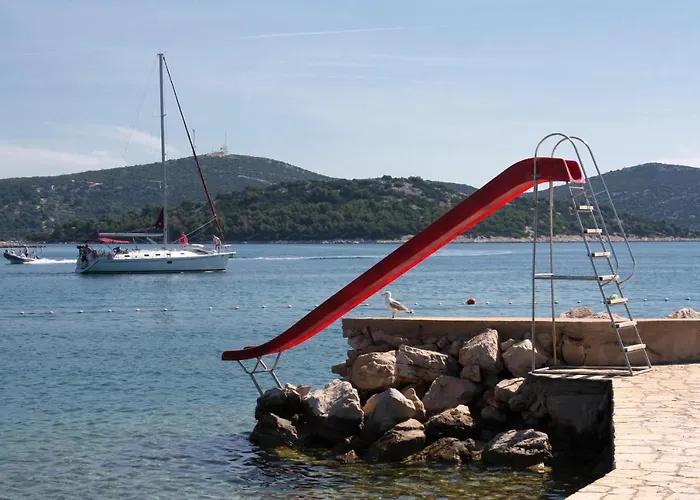 Apartment Family Friendly Seaside Apartments Jezera, Murter - 9684 *