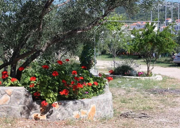 Apartment Family Friendly Seaside Apartments Jezera, Murter - 9684 Jezera