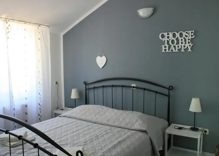 Apartment Family Friendly Seaside Apartments Jezera, Murter - 9684 Jezera